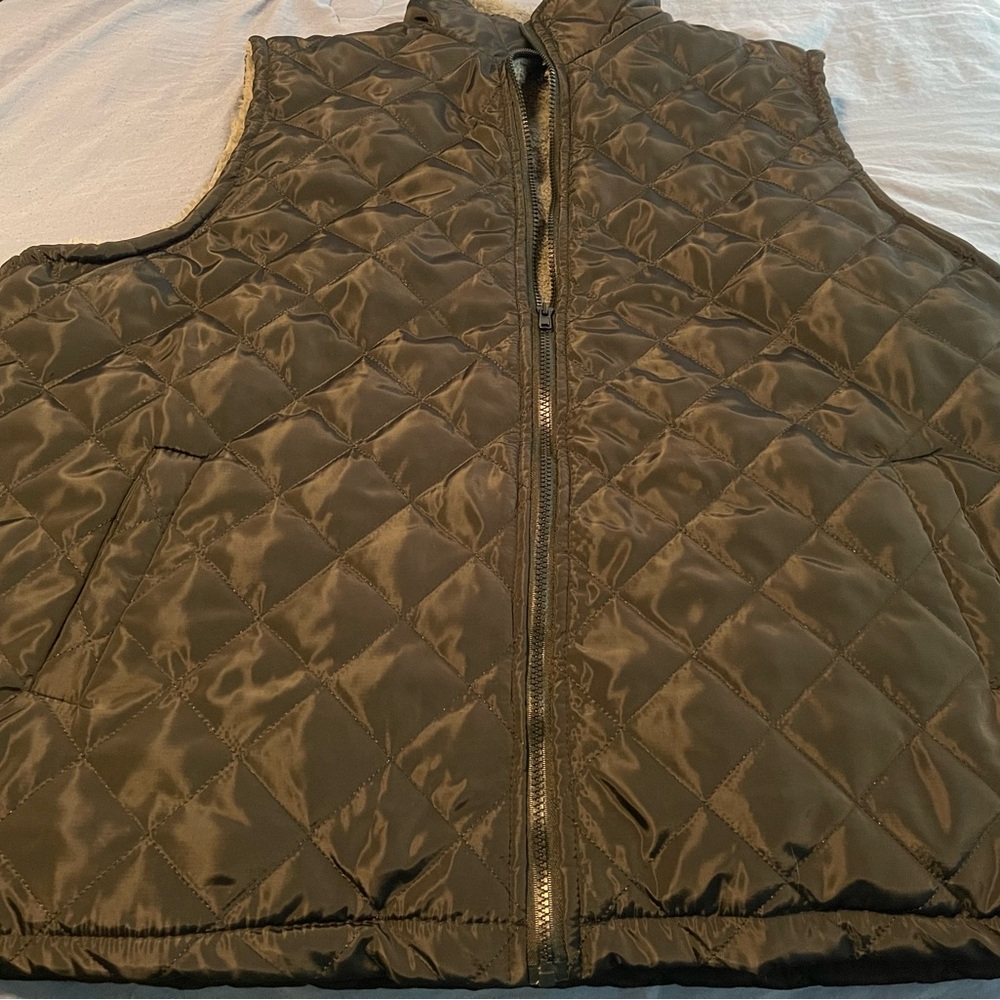 Black and gray reversible vest size 4 extra large women’s. Brand new never worn.